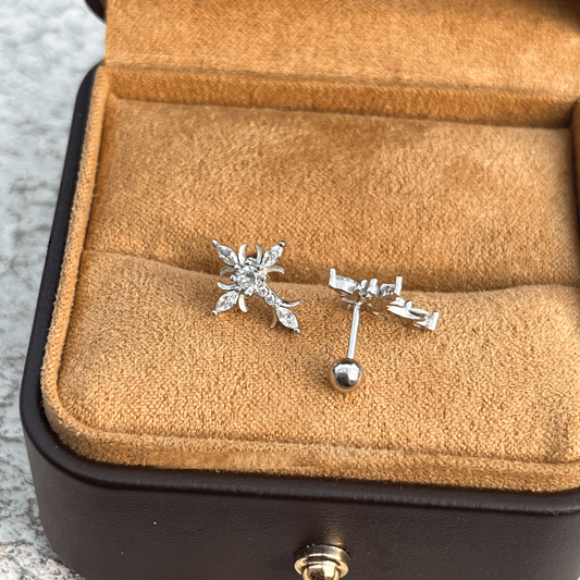 Ohrstecker mit floralem Kreuz aus Sterlingsilber mit Kugelverschluss