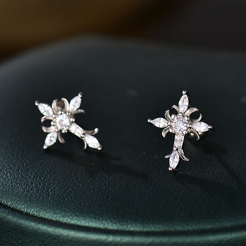 Ohrstecker mit floralem Kreuz aus Sterlingsilber mit Kugelverschluss