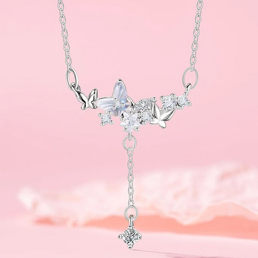 Schmetterling hängend auf Sternen Halskette