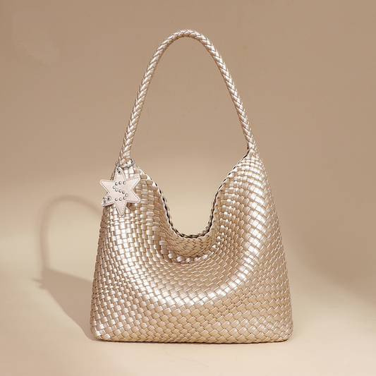 Umhängetasche aus gewebtem Leder mit Sternanhänger – groß